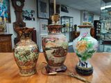 trois vases posés sur une table dans une pièce