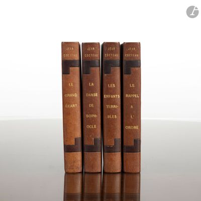 trois vieux livres posés sur une table l'un à côté de l'autre
