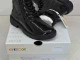 une paire de bottes noires posée sur une boîte