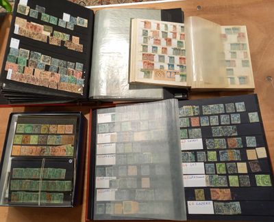 plusieurs types de timbres différents sur une table