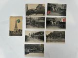 plusieurs vieilles photographies en noir et blanc représentant des chevaux et des calèches, posées sur une surface blanche