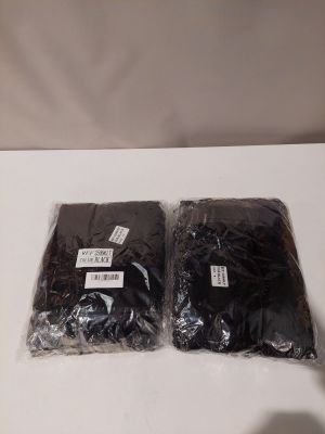 deux sacs de nourriture posés sur une table l'un à côté de l'autre