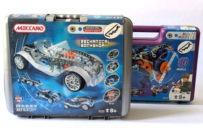 un coffret métallique contenant une petite voiture