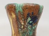 un vase avec un oiseau posé sur une table