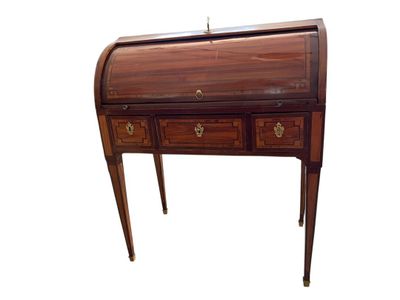 un petit bureau en bois muni de tiroirs