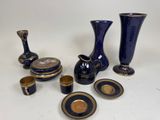 beaucoup de vases et de coupes bleus et or sur la table
