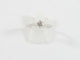 une image d'une bague en diamant sur fond blanc