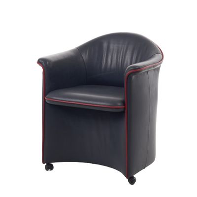 fauteuil en cuir noir avec des finitions rouges et des roulettes, sur fond blanc
