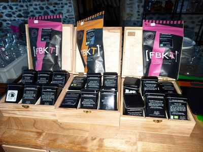 de nombreux sachets de thé dans une boîte en bois posée sur une table