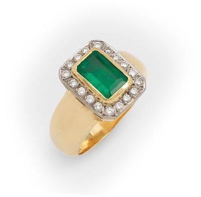 une bague en émeraude et diamant