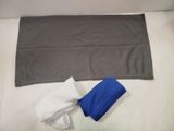 une serviette et une serviette bleue et blanche posées sur un lit