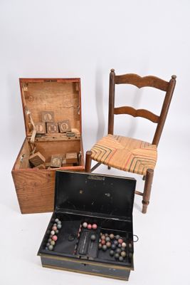 deux chaises en bois et une boîte en bois contenant des perles