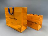 deux sacs de courses Louis Vuitton, un jaune et un bleu