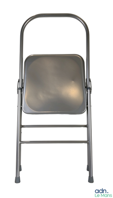 une chaise pliante en métal avec une assise en métal sur fond blanc