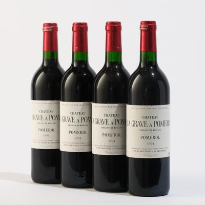 trois bouteilles de vin rouge sont alignées sur une surface blanche
