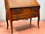 un petit bureau en bois surmonté d'un tiroir