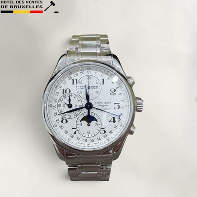 Gros plan sur une montre-bracelet à cadran blanc