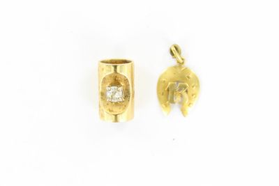 une paire de boucles d'oreilles en or jaune et diamants