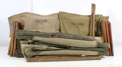 un tas de bâtons de bois et de sacs en toile posés sur une table