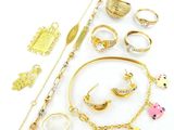 plusieurs bijoux, notamment des bagues, des bracelets et des bagues