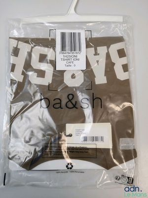 le dos d'un t-shirt marron sur lequel est inscrit le mot « love »