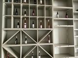 de nombreuses bouteilles de vin sur les étagères de la pièce