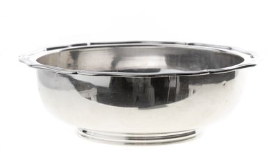 un bol en argent sur fond blanc, avec un reflet dans le bol