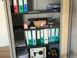 une armoire métallique sur laquelle se trouvent de nombreux dossiers et chemises