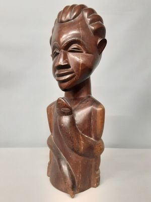 Homme au serpent. Sujet en bois sculpté.