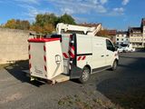une camionnette blanche garée sur le bord de la route