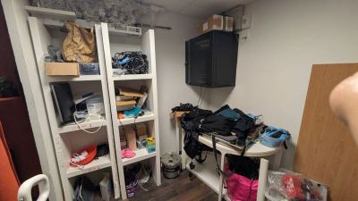 une chambre équipée d'un placard et d'une télévision