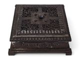 une vieille boîte en bois ornée d'un motif décoratif sur le dessus