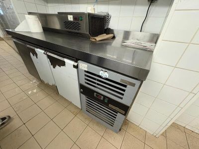 une photo d'une cuisine équipée d'un micro-ondes et d'un réfrigérateur