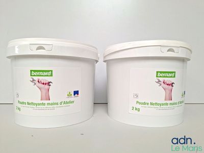 deux seaux remplis de nourriture posés sur une table