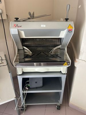 une machine qui se trouve dans le coin d'une pièce