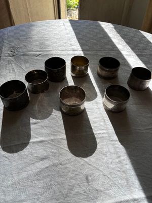 six bols posés sur une table recouverte d'une nappe blanche