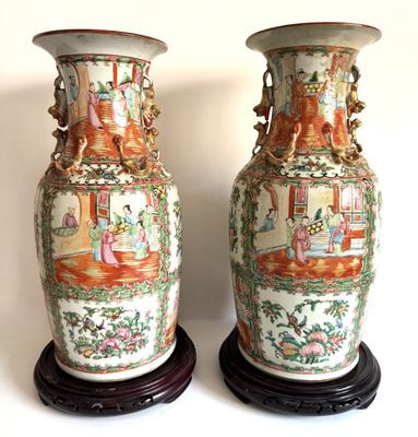 deux vases posés côte à côte sur une table