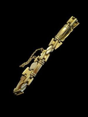 un gros plan d'un stylo auquel est attachée une chaîne