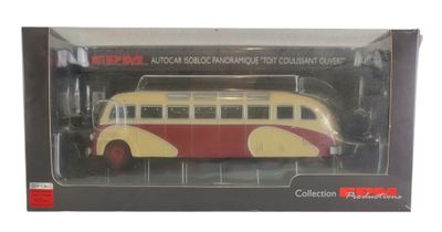 la boîte est ouverte pour montrer la maquette d'un bus