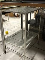 Lot comprenant : table métal et verre à roulettes, machines … (photo 2)