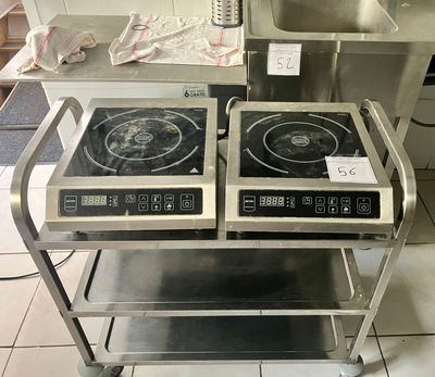 deux cuisinières posées sur un chariot dans la cuisine