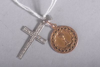 une croix et une médaille sur fond blanc, suspendues à un cordon blanc