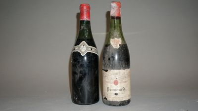 deux bouteilles de vin posées l'une à côté de l'autre sur une table
