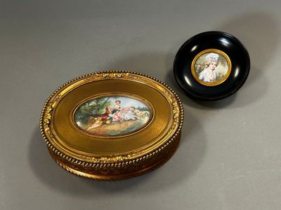 une photo d'une photo représentant une femme sur une assiette, à côté d'une petite boîte