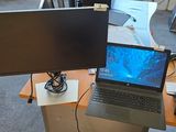 un bureau sur lequel se trouvent un ordinateur portable et un moniteur