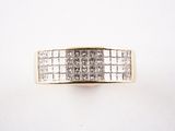 gros plan d'une bague en diamant sur une surface blanche