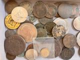 beaucoup de pièces de monnaie dans une boîte sur la table