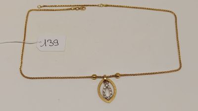 gros plan d'un collier sur une surface blanche avec une étiquette de prix