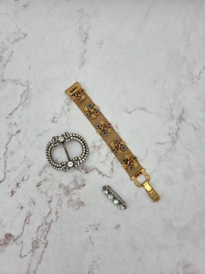 une photo d'une montre et d'un bracelet posés sur une surface en marbre