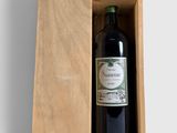 une bouteille de vin dans un coffret en bois sur fond blanc